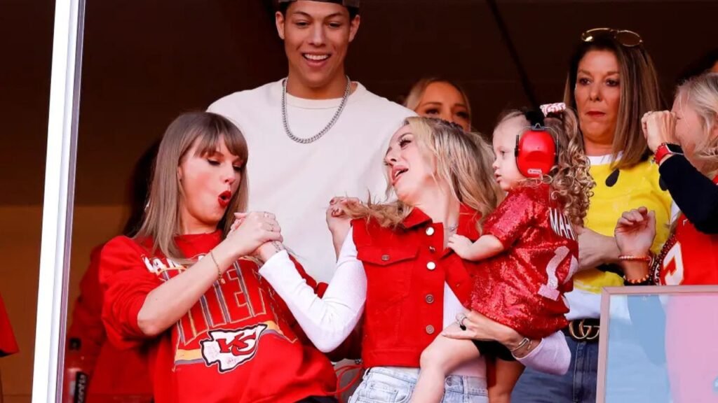 taylor swift at chiefs game today sitting with kelce family