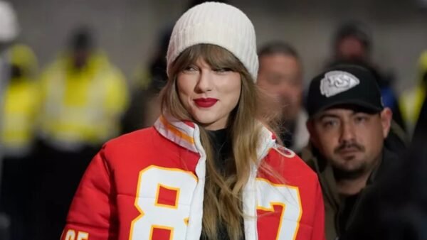 taylor swift at the chiefs game today cheering for travis kelce