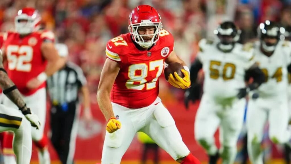 Travis kelcee playing while taylor swift pregnant